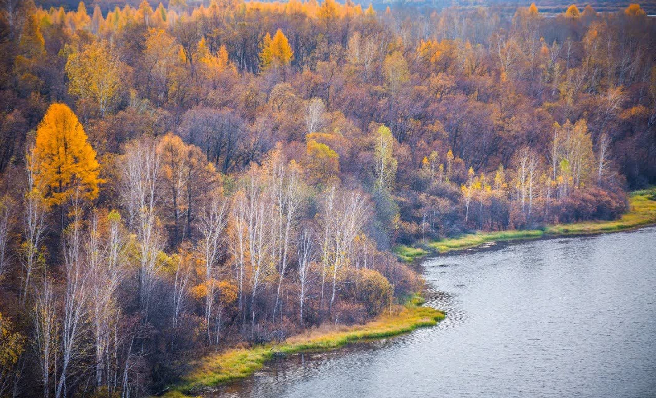 秋天的大兴安岭风景如油画般美丽.