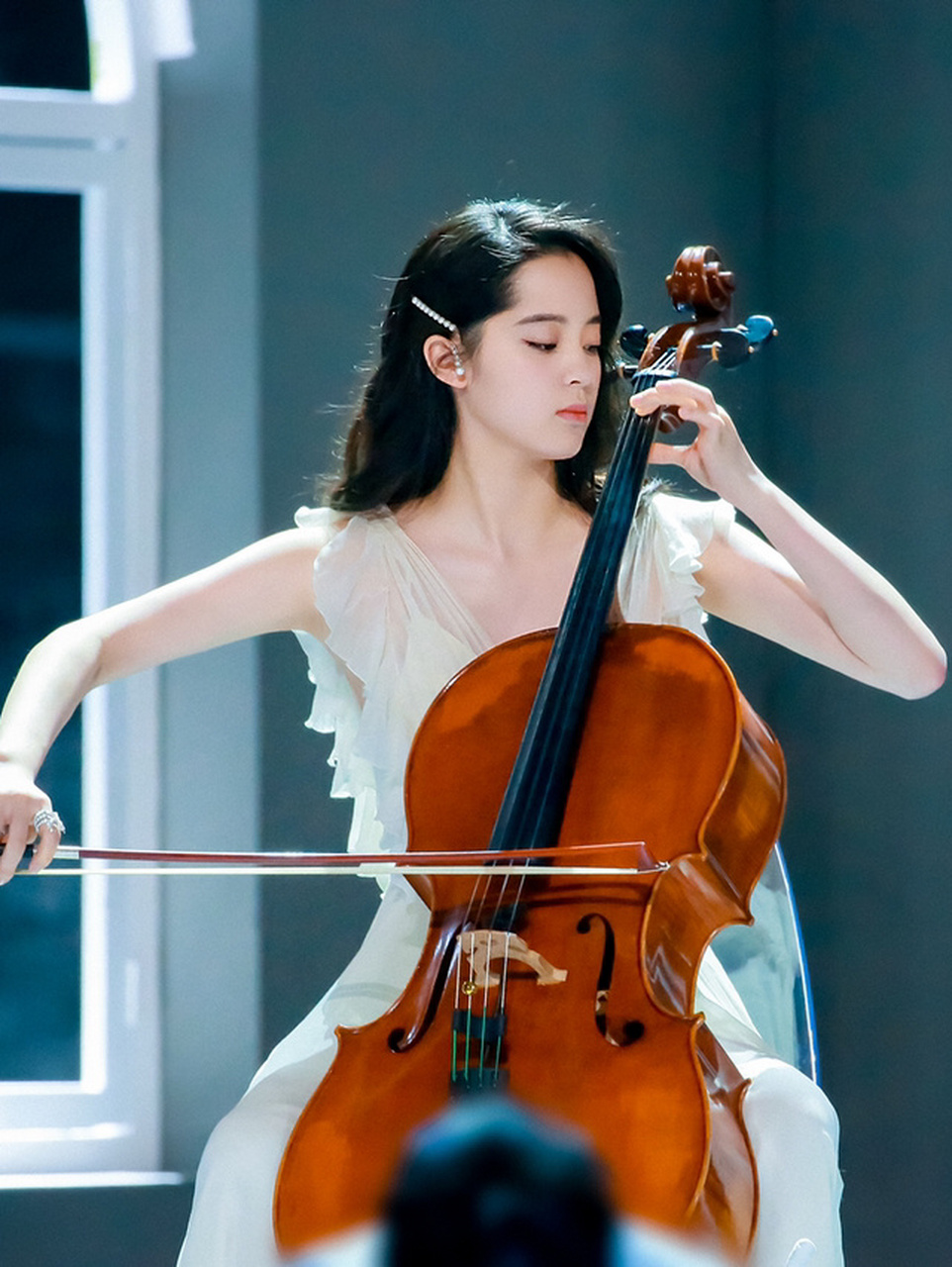 欧阳娜娜私服 舞台上拉琴的你简直会发光 欧阳娜娜创造营舞台表演穿搭