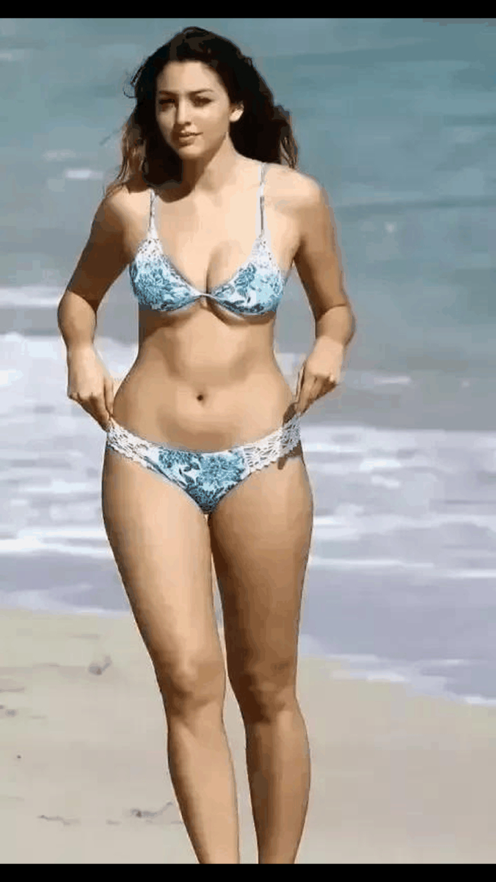 gif创作人# 席琳.法拉奇,海边游玩. 长发轻舞,笑起来很好看.