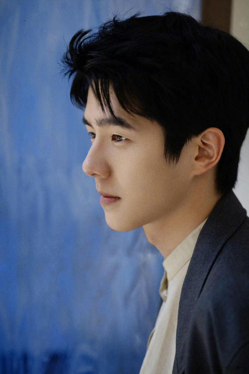 刘昊然戛纳碎片,走在街头 吃冰淇淋 看海好惬意,侧颜