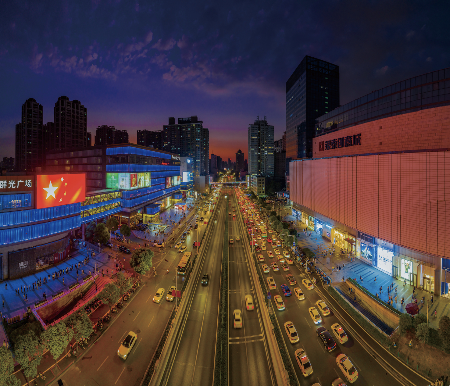 洪山大学之城# 繁华的街道口(洪山区融媒体中心供图)