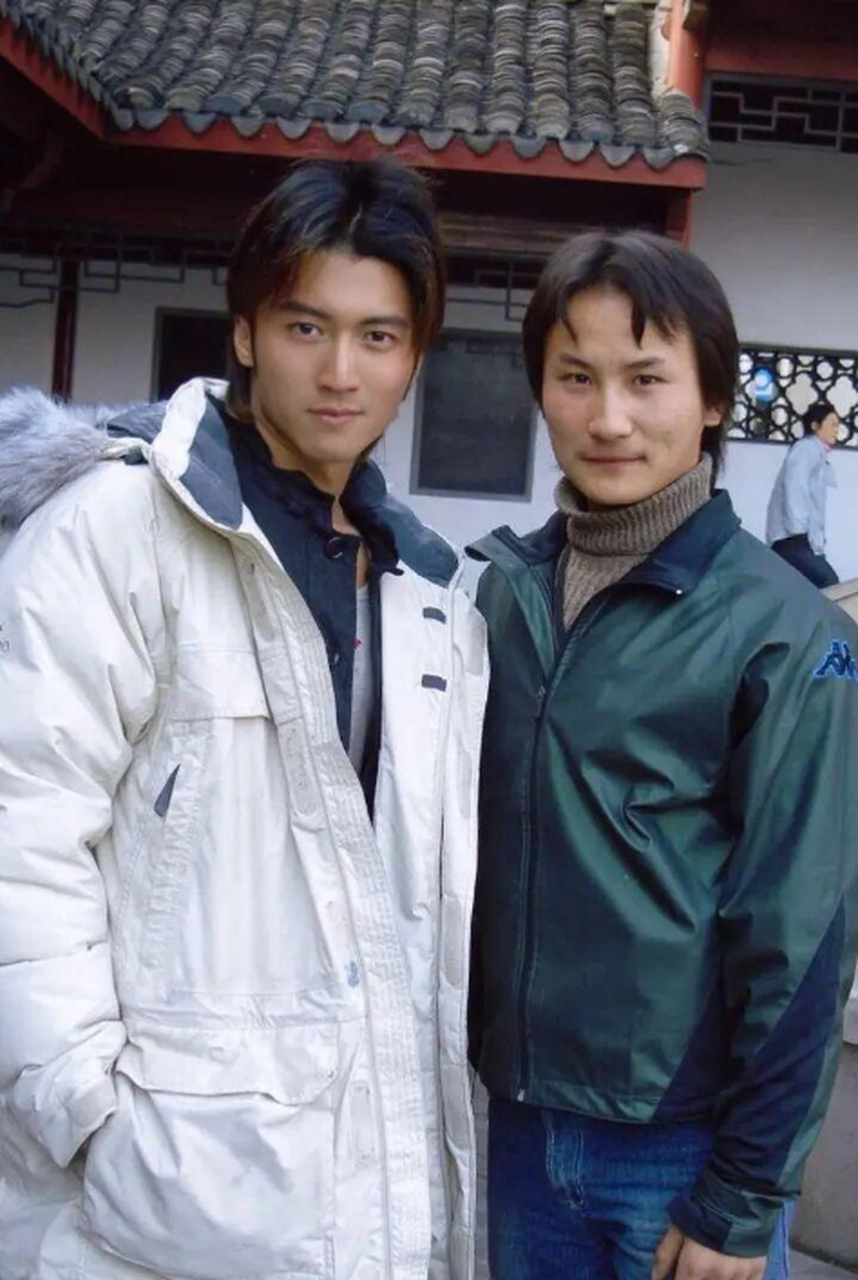 这是多少岁的谢霆锋?脸好小.