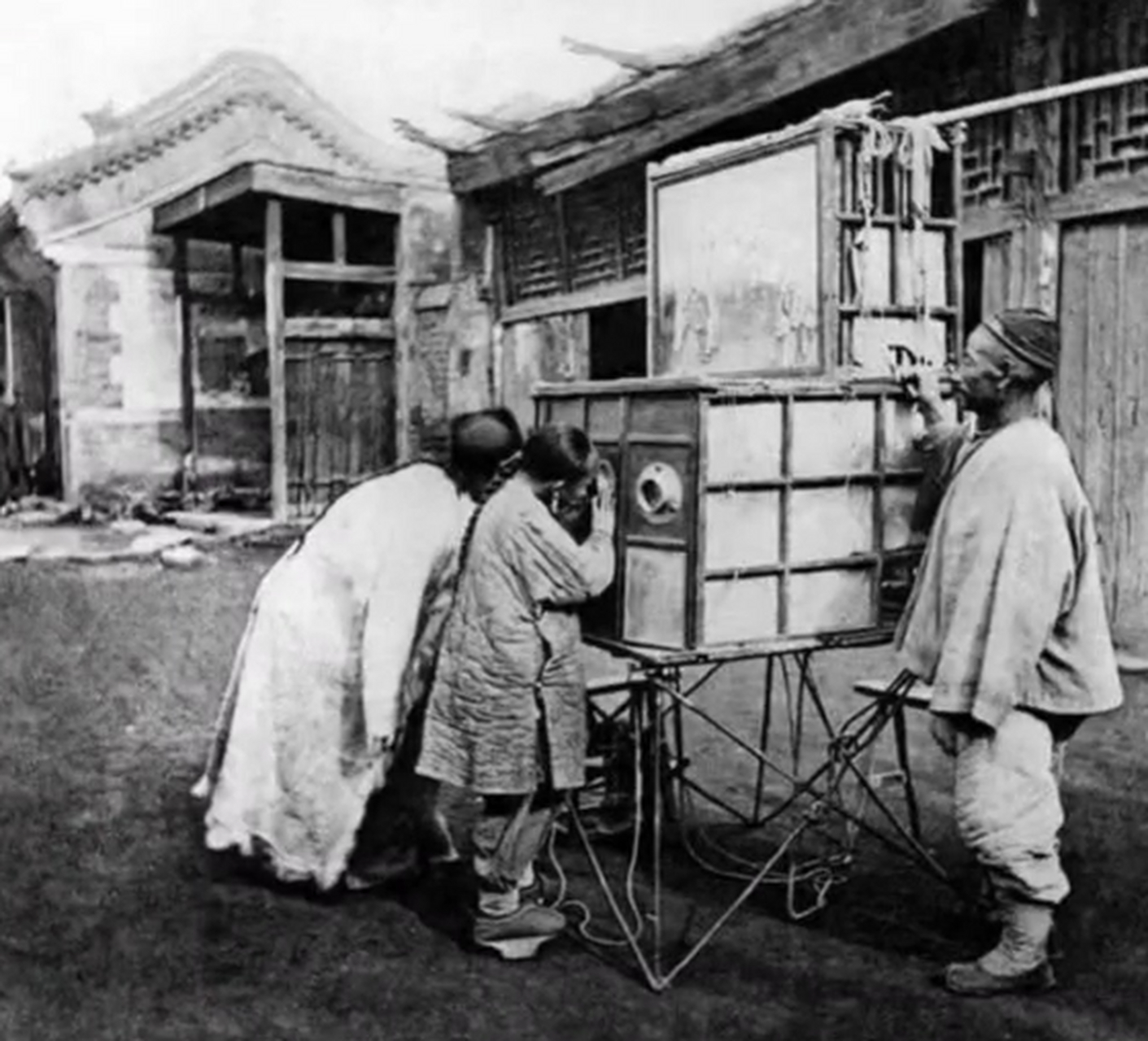 西洋镜又称"拉洋片",一种民间的游戏器具,匣子里面装着画片儿,匣子