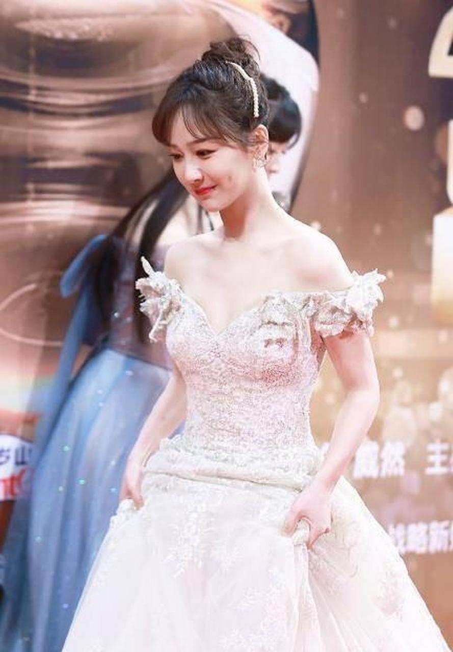 杨紫身穿一件一字肩高腰公主裙,展现了本人的优点,也遮盖了肉肉的腿部