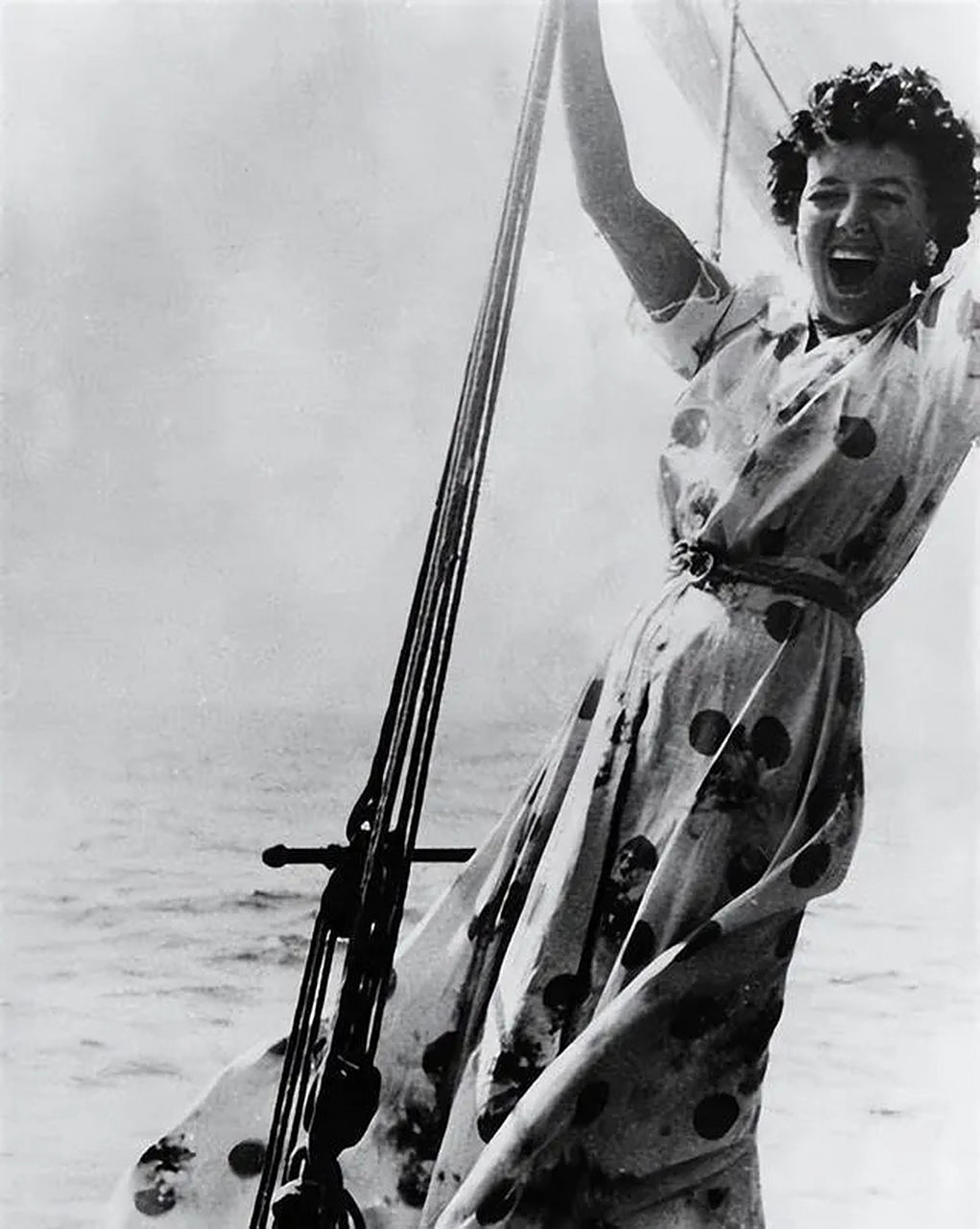 1945年,墨索里尼的情人——克拉拉被群众倒了挂起来,克拉拉的长裙随之