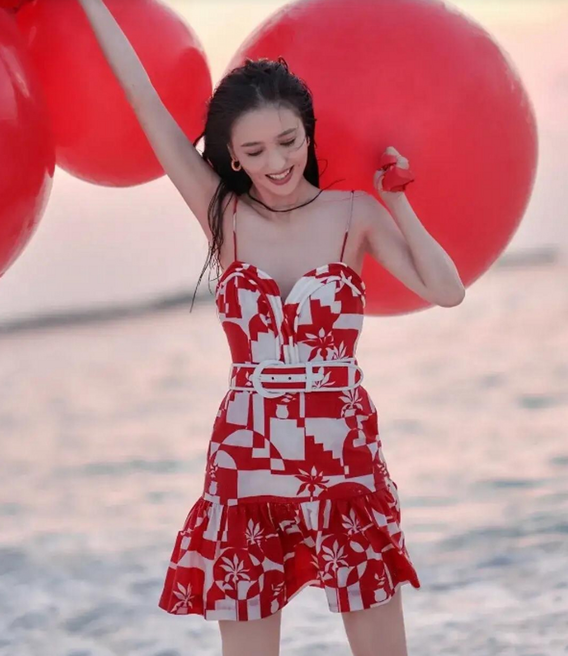 佟丽娅海边写真,穿红白相间泳衣,心情和状态都不错,她的表演和作品