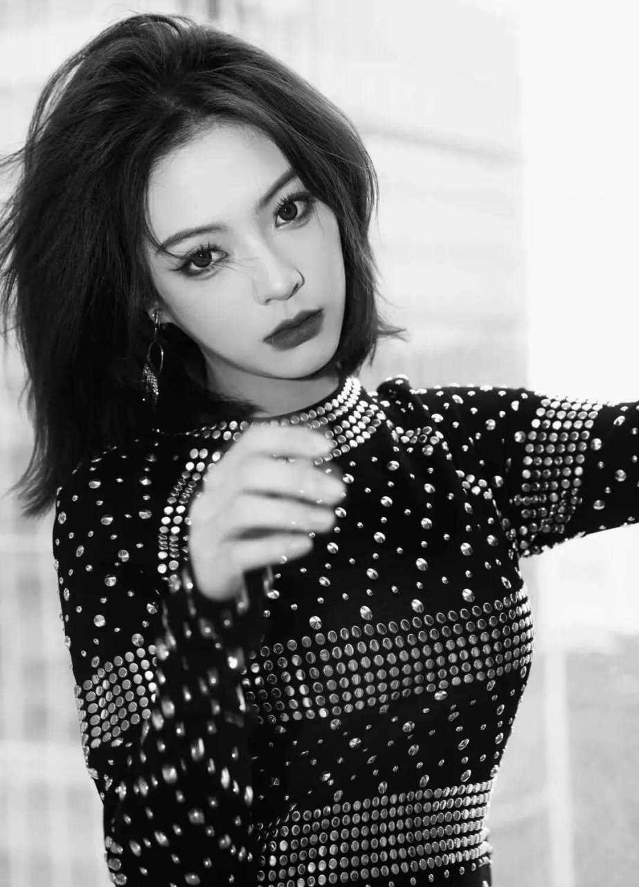 阿侯阿婕 —[二哈] ┍┈ 2021凤凰网时尚之选 ┈┑ [鄙视]