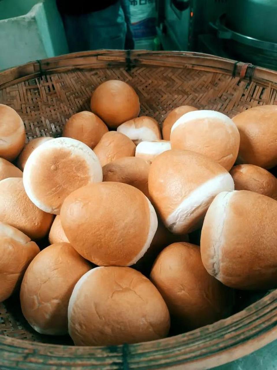 汉口天声街高原青稞馒头香酥饼 营业时间 | 6:00-18:30 店主选用的