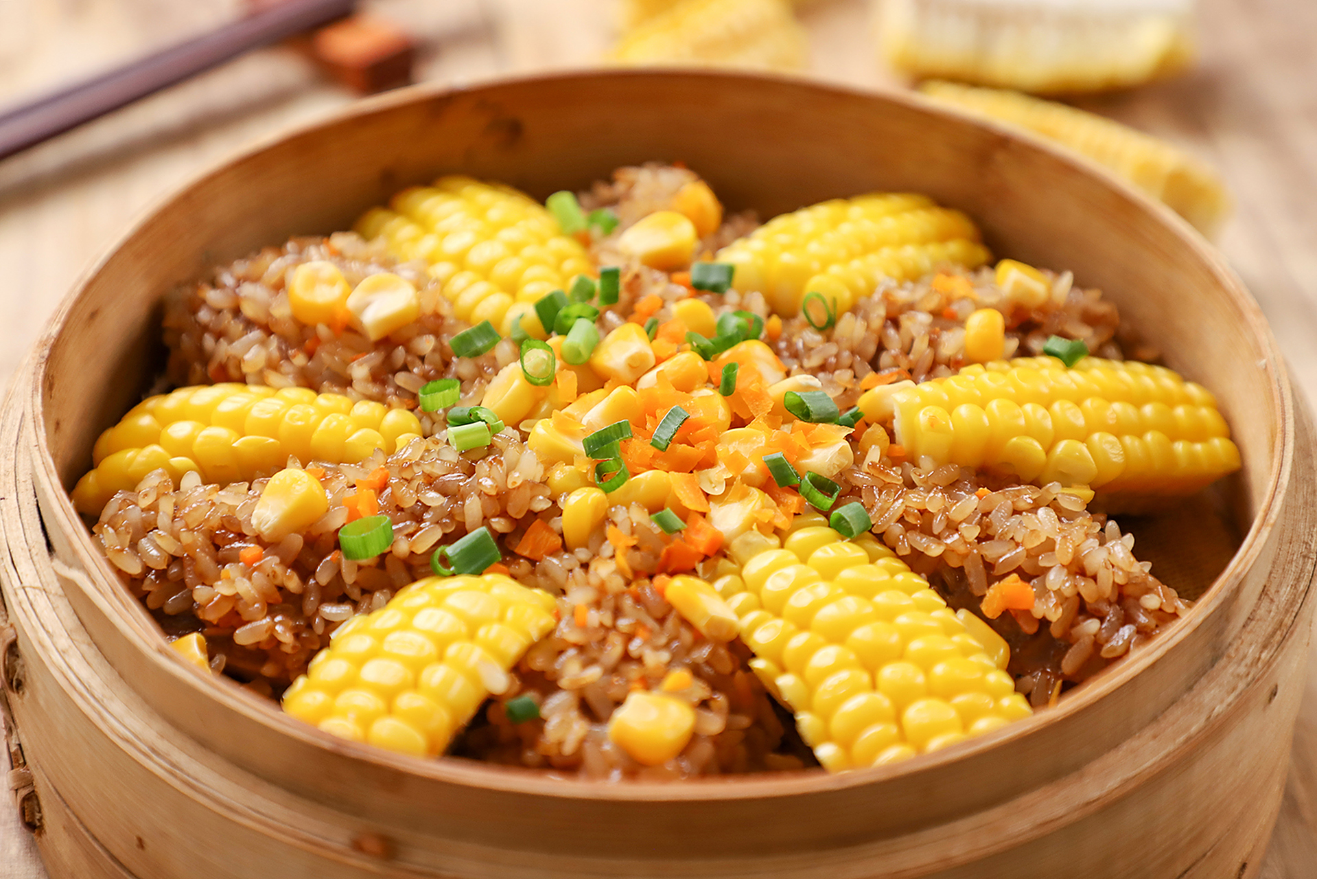 带着米香一抿就能轻松脱骨,糯米吸收了鸡翅的油脂软糯滑亮,配上玉米一