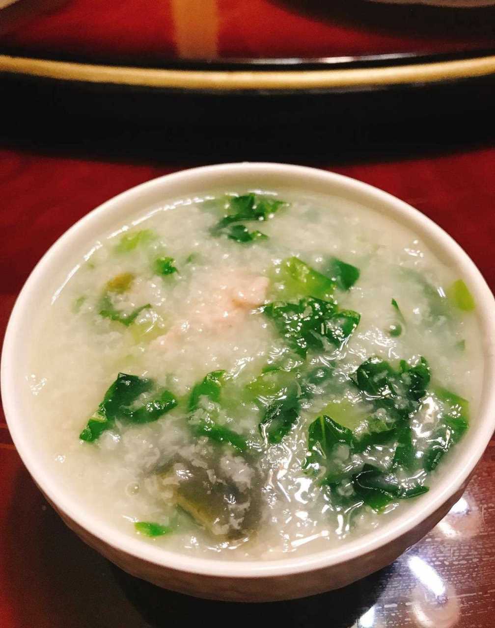 今日晩餐煮了我们家最喜欢吃的生菜皮蛋瘦肉粥,[饺子] 一点不输酒店里