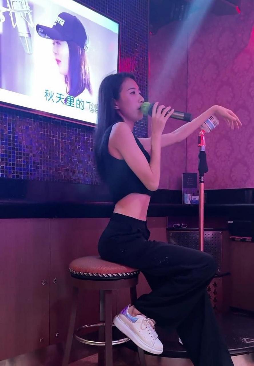 今晚约闺蜜去ktv唱歌,她不仅人长的很有气质,身材好,而且从最后的眼神