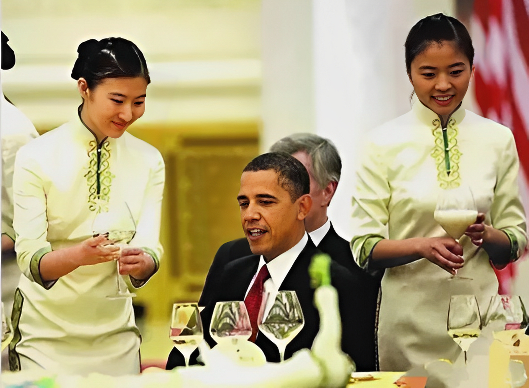 2009年,美国总统奥巴马在访华的国宴上被一名女服务员深深所吸引,恰好