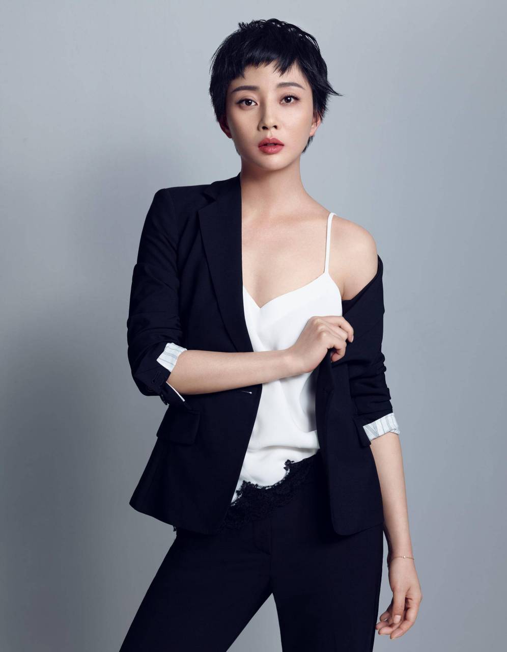 富商孙东海曾对殷桃展开疯狂的追求,可两人在一起后没多久,孙东海又