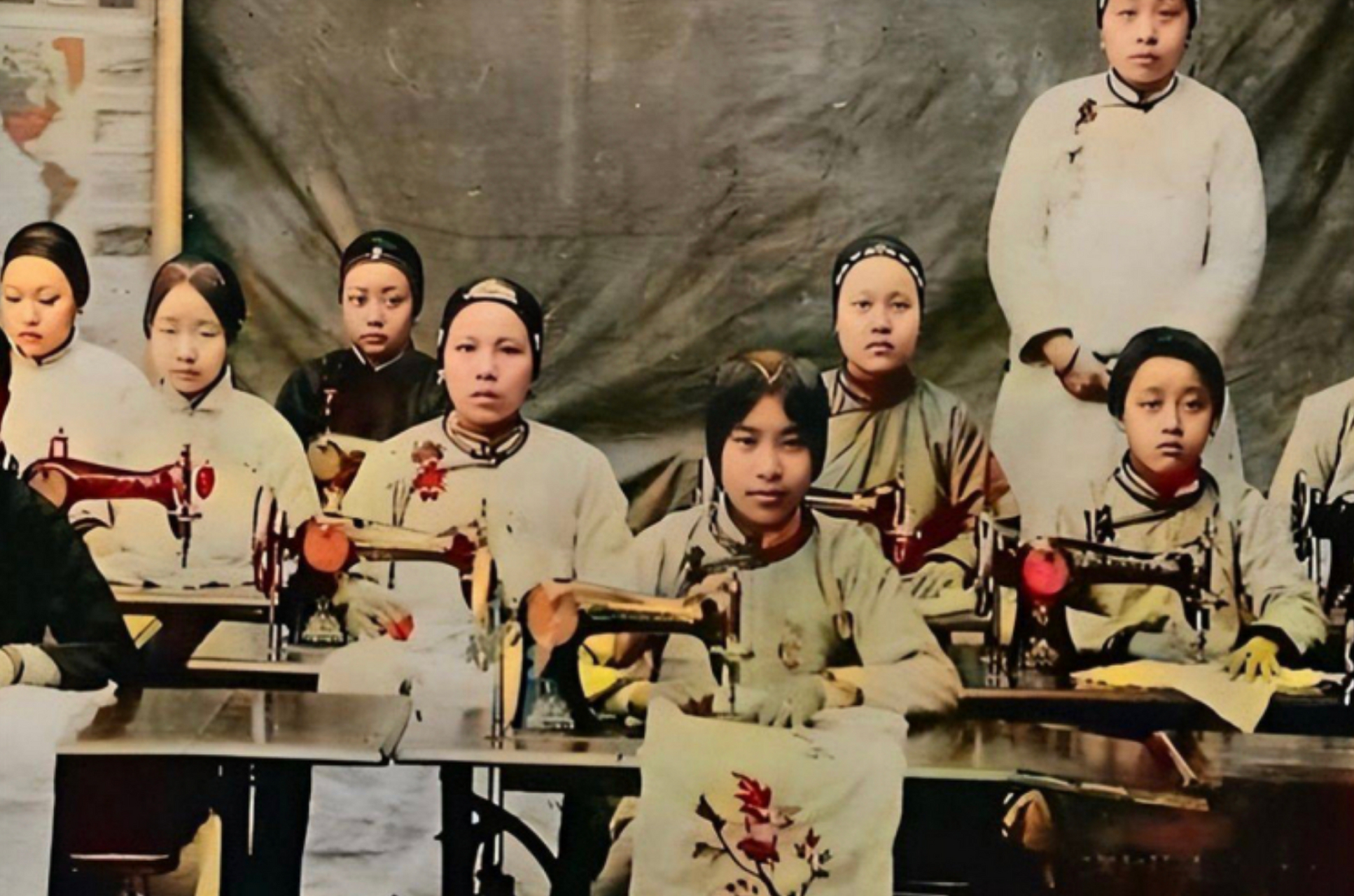 晚清时期,女子正用缝纫机做女红的场面