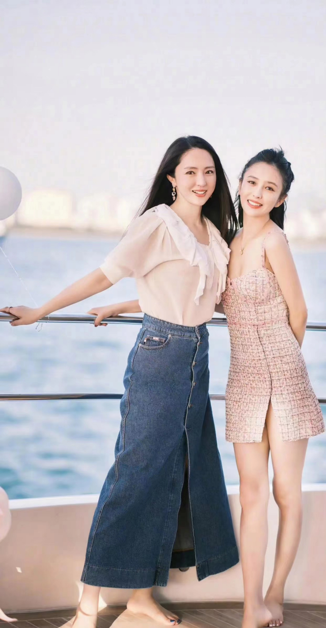 佟丽娅和董璇罕见合照,这样看两个人就一点都不像了,董璇更圆润富态