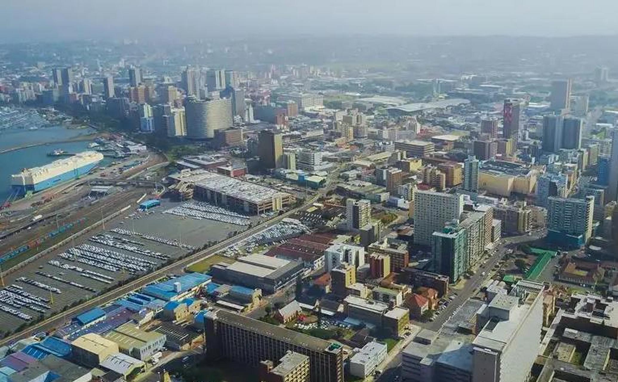 德班是南非夸祖鲁-纳塔尔省的一个城市,德班祖鲁语称为ethekwini,意思