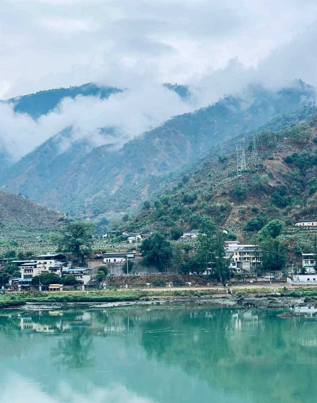 攀枝花位于雅砻江和金沙江的两江的交汇处,我们行走在他的山水