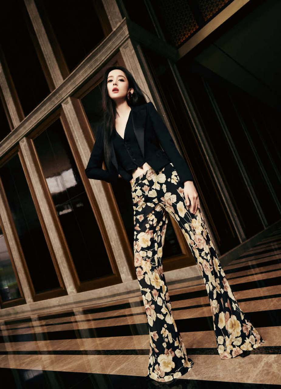 古力娜扎深v西服写真,大秀好身材冷艳动人!