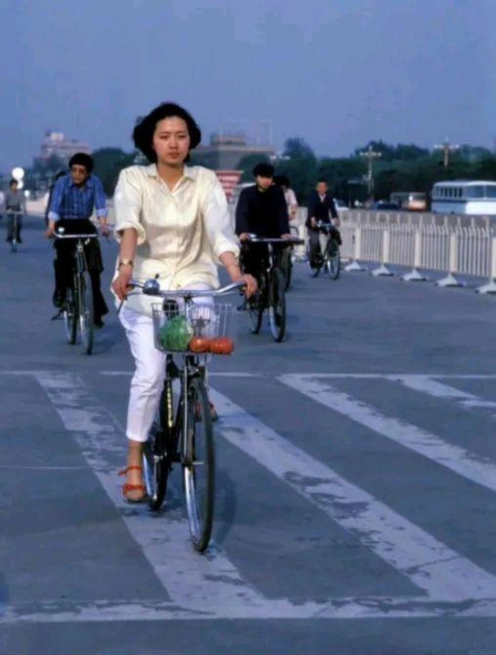 80年代,一位在北京街头奔波上班的女孩,身穿丝绸上衣,惊艳了当时的
