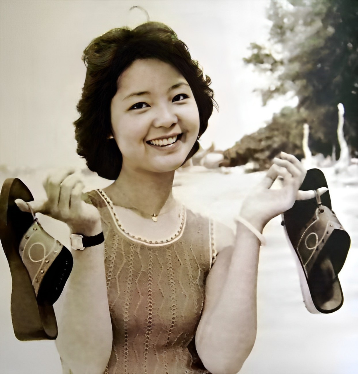 这是年轻时候的邓丽君在沙滩边的留影.