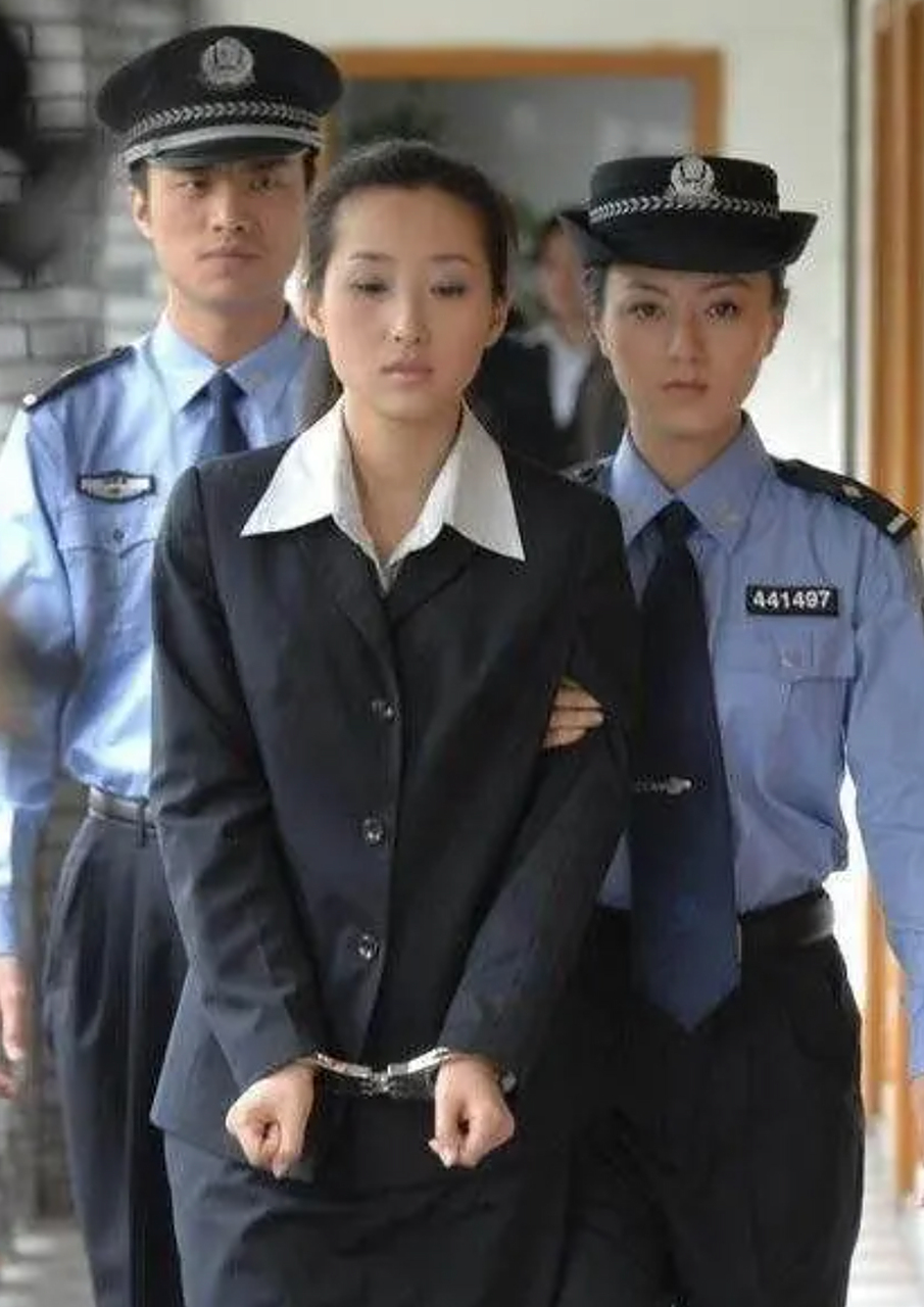 2004年6月25日,年仅30岁的方晓红即将面临死刑的命运,在经历了两次