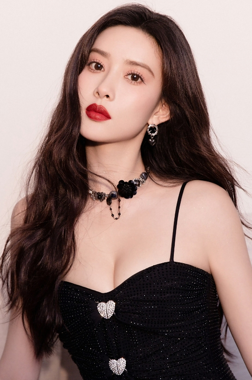 貌似天仙,身材窈窕的#孟子义# 容颜秀丽,娇艳欲滴,丰满傲人的事业线