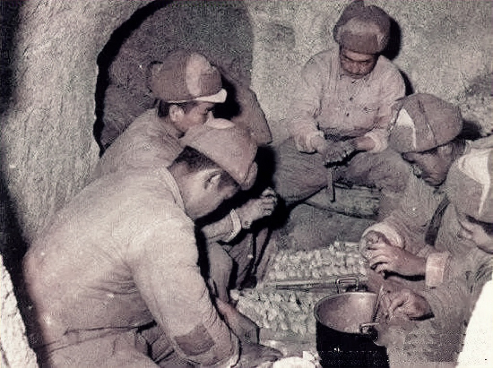 1953年,朝鲜,志愿军战士正在坑道里包饺子,当时战争已近末期,我军在