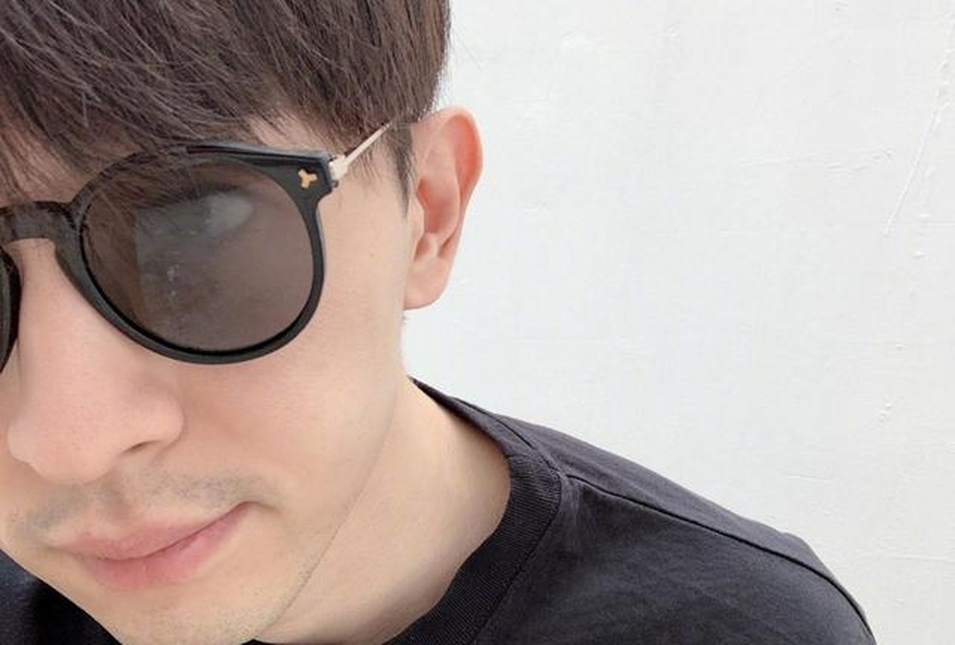 邓伦的自拍照不能说丑,其实挺自然的,只不过多数都会切半脸或是以上