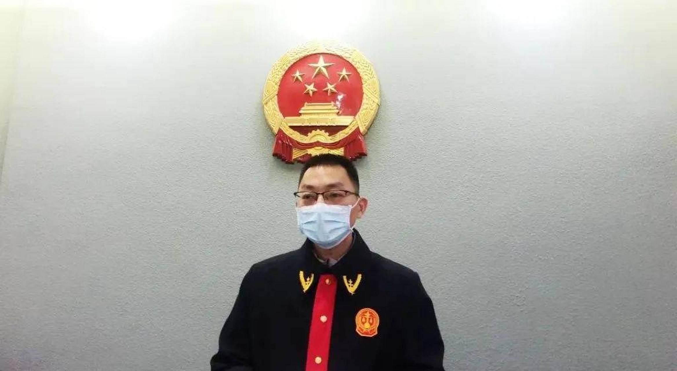 9月21日17时许,尹某某明知自己hiv阳性,在不告知曾某某,无任何防护