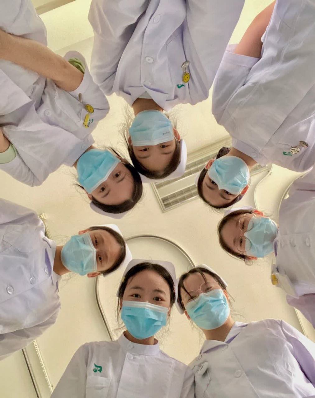 看护士们的表情就知道我的手术很成功……[三哈]