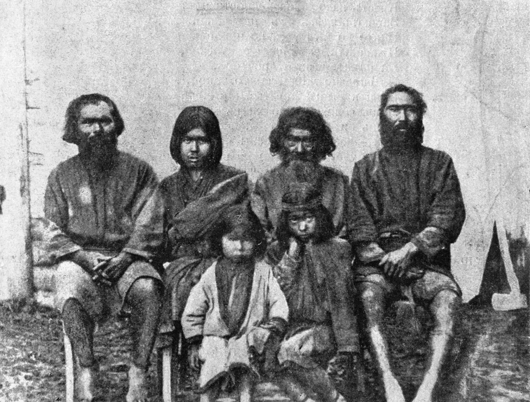 第一张图是1900年左右,来自日本北部的土著人阿伊努人(日本古称虾夷人