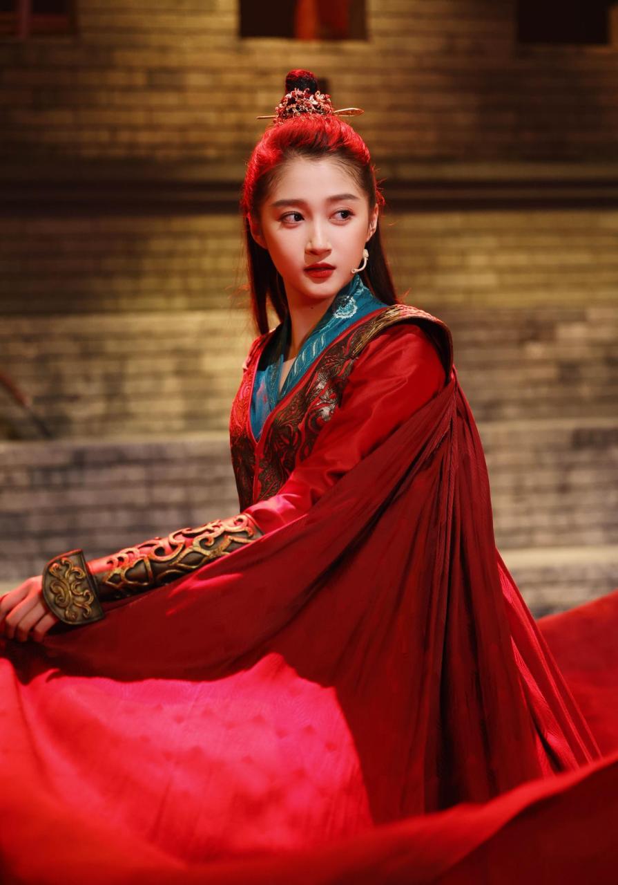 关晓彤《王牌对王牌》再现班婳造型 红衣当舞巾帼立,英姿不让须眉行.