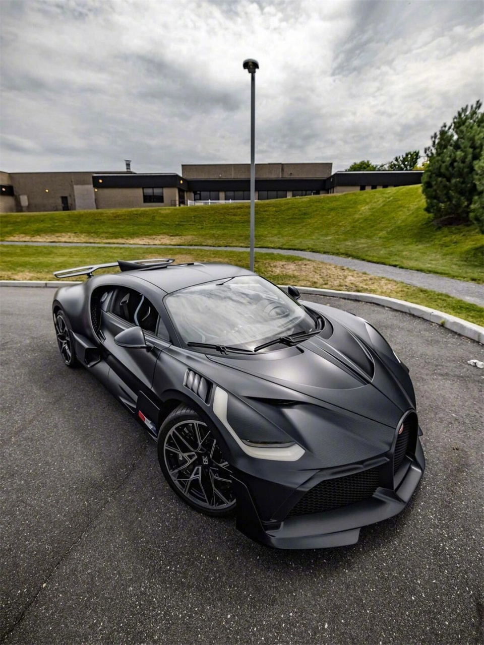 豪车鉴赏布加迪divo  外观方面,布加迪divo的设计充满了优雅与运动感.