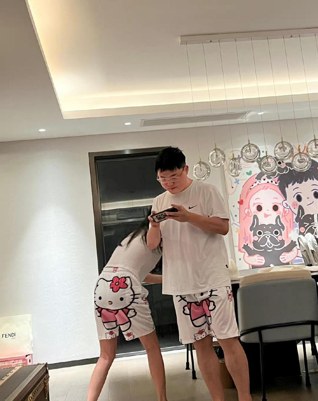 uzi妻子晒照:hellokitty简自豪  #英雄联盟