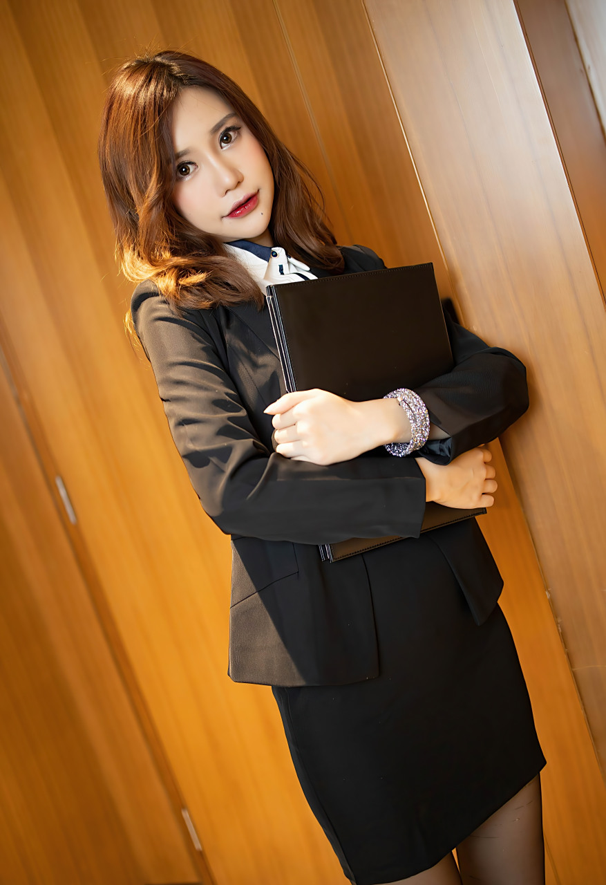 写真发布,经典的职场秘书ol服饰搭配性感黑丝,婀娜动人身段极致妩媚