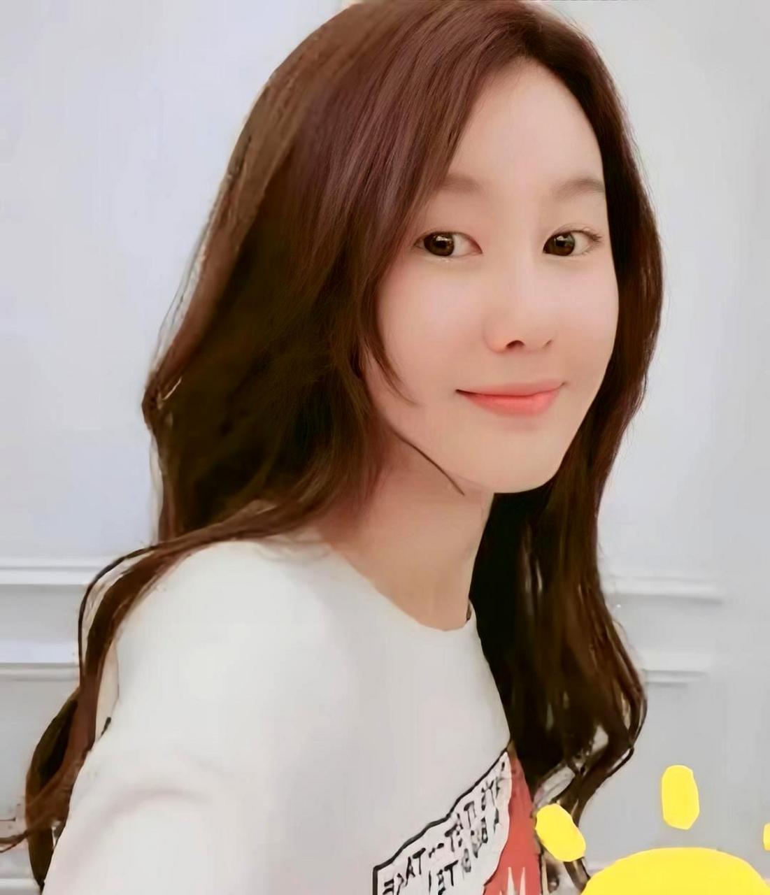 王宝强的新女友冯青,今年36岁,长相还算清秀.