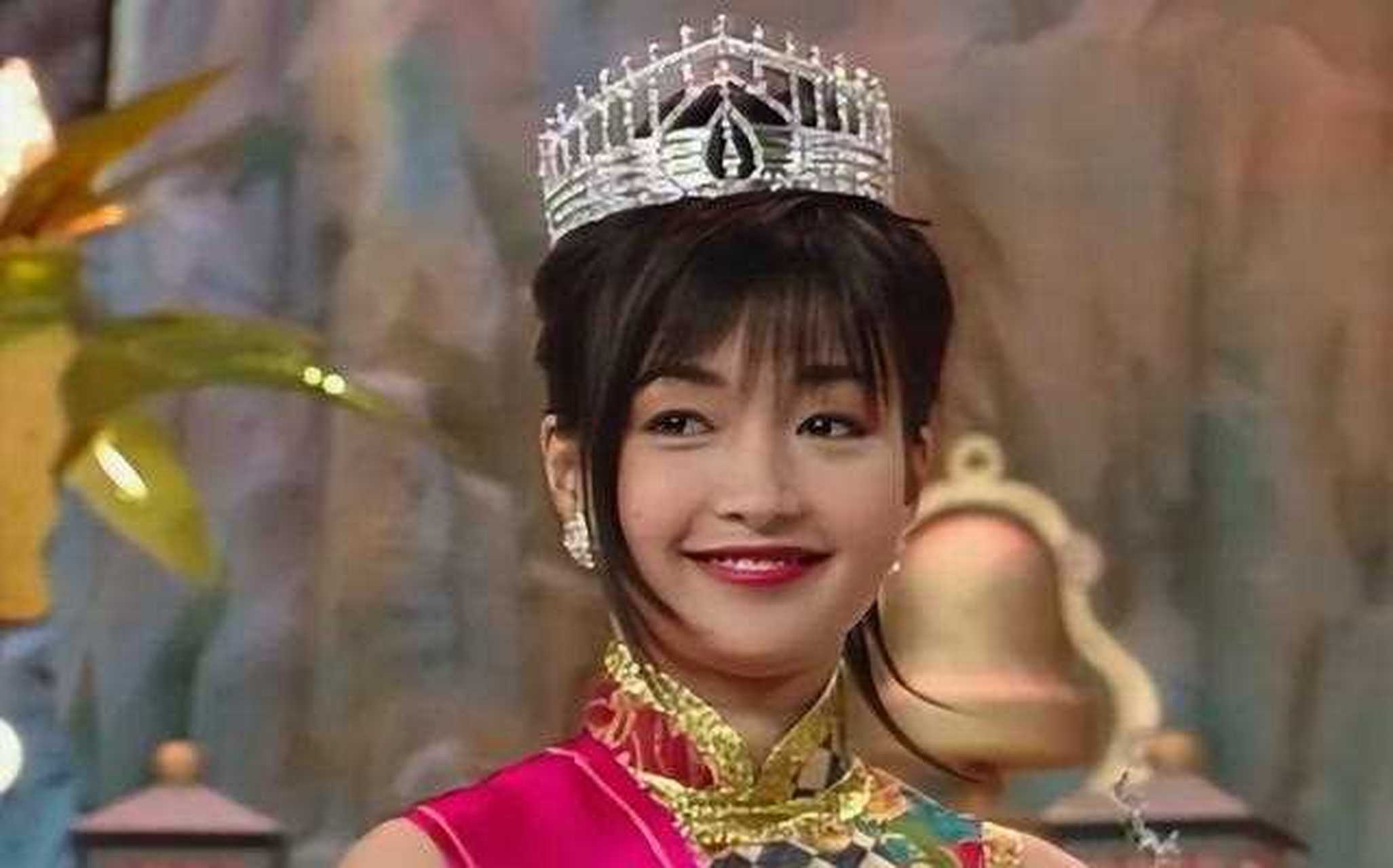 只是因为李绮红如今已经52岁了,加上怼脸拍,她的肤色,斑点甚至脸型的