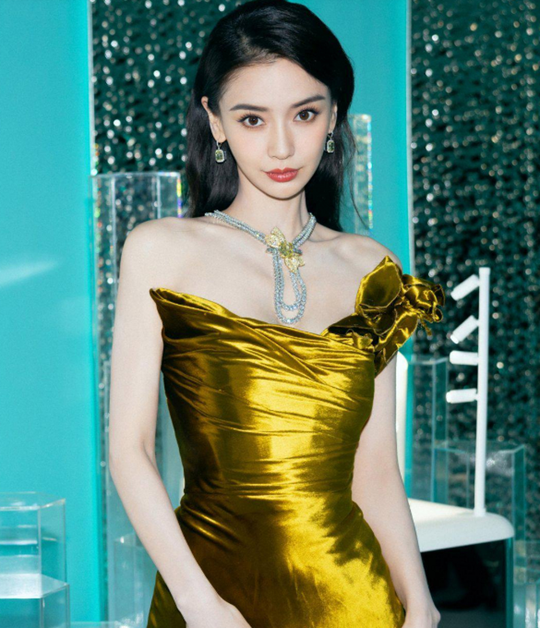 杨颖出席蒂芙尼活动,身穿金色礼服,佩戴蒂芙尼奢华黄钻珠宝,高贵出众