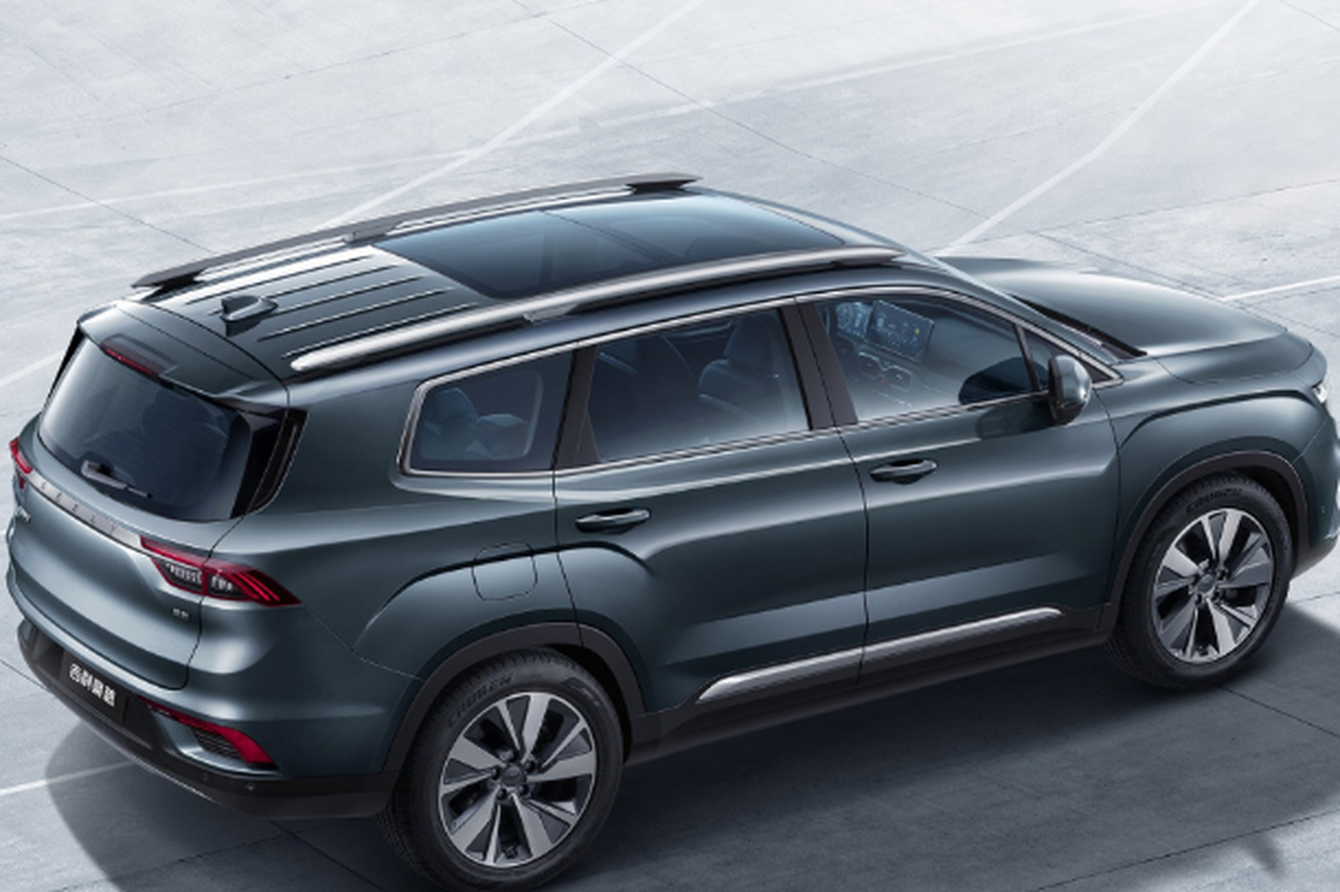 吉利豪越的前脸为熟悉的"涟漪式"设计,搭配两侧矩阵式led大灯,霸气