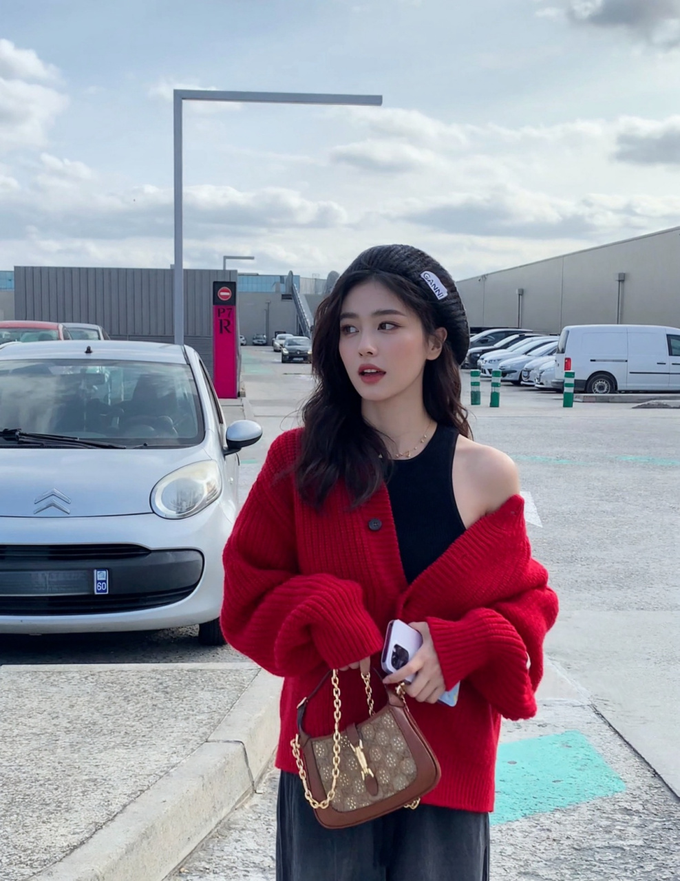白鹿私服穿搭,艳而不失稳重  中国人似乎对鲜艳的正红色有着特别的