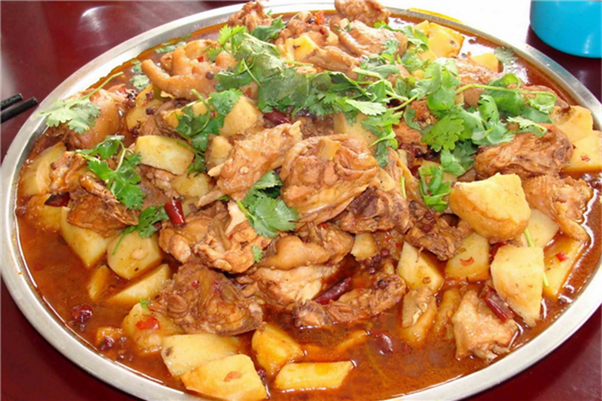 洛阳烩菜在河南都是家喻户晓的,这是一种制作方便的美食,加入五花肉