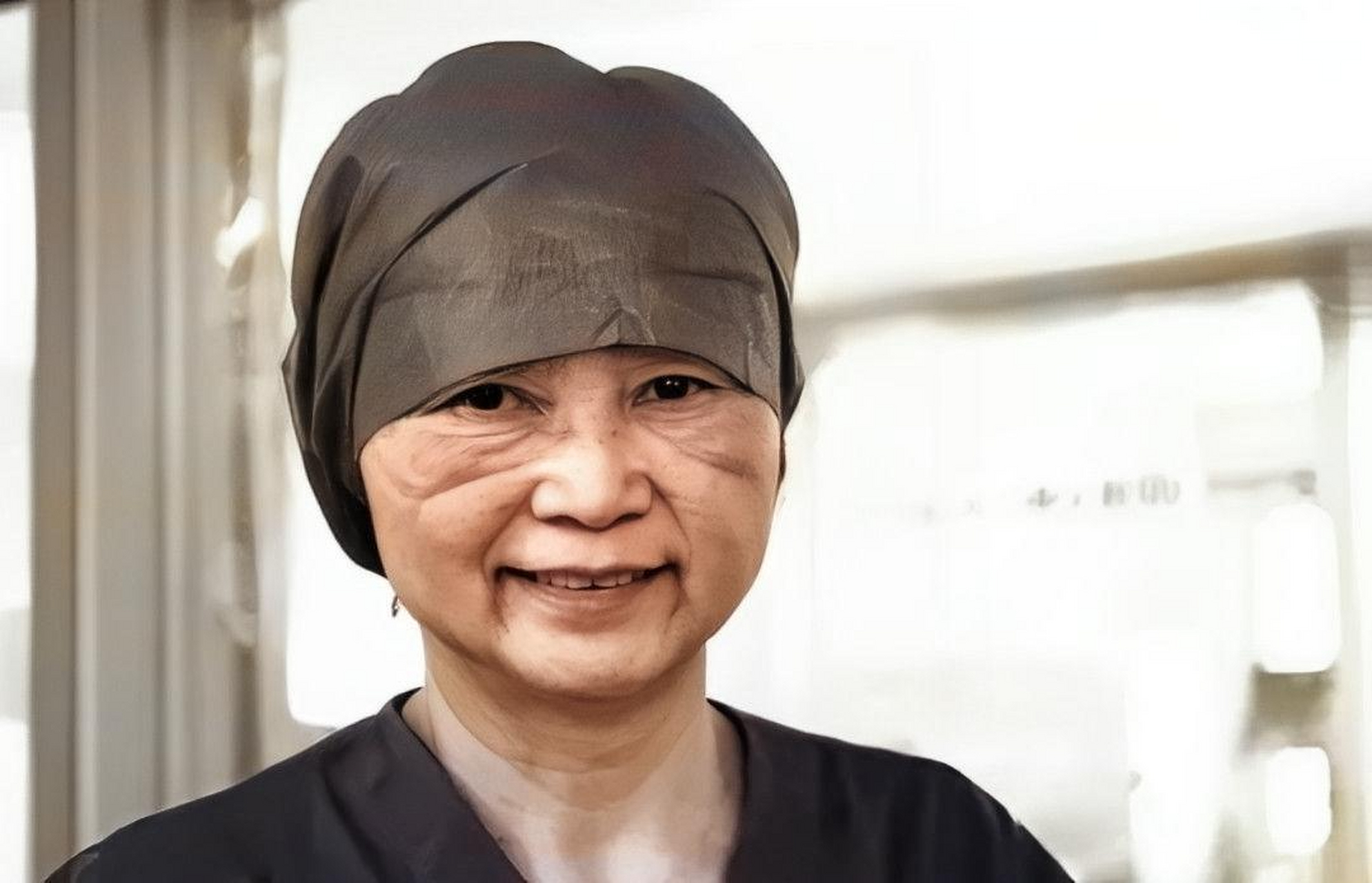 1970年夏天,23岁的年轻人·李兰娟来到浙江医科大学学医,并在门口留下