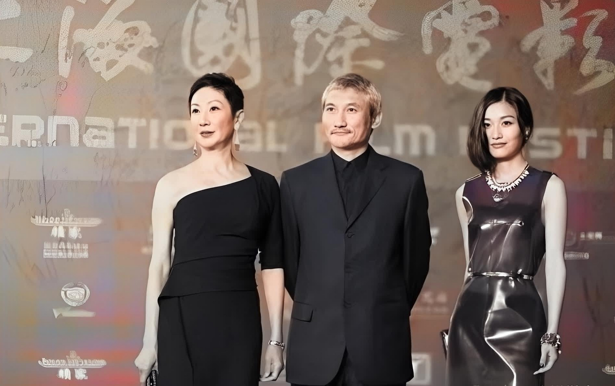 "徐克的妻子施南生听到这话时伤心欲绝,但最后她还是把荣誉让给了徐克