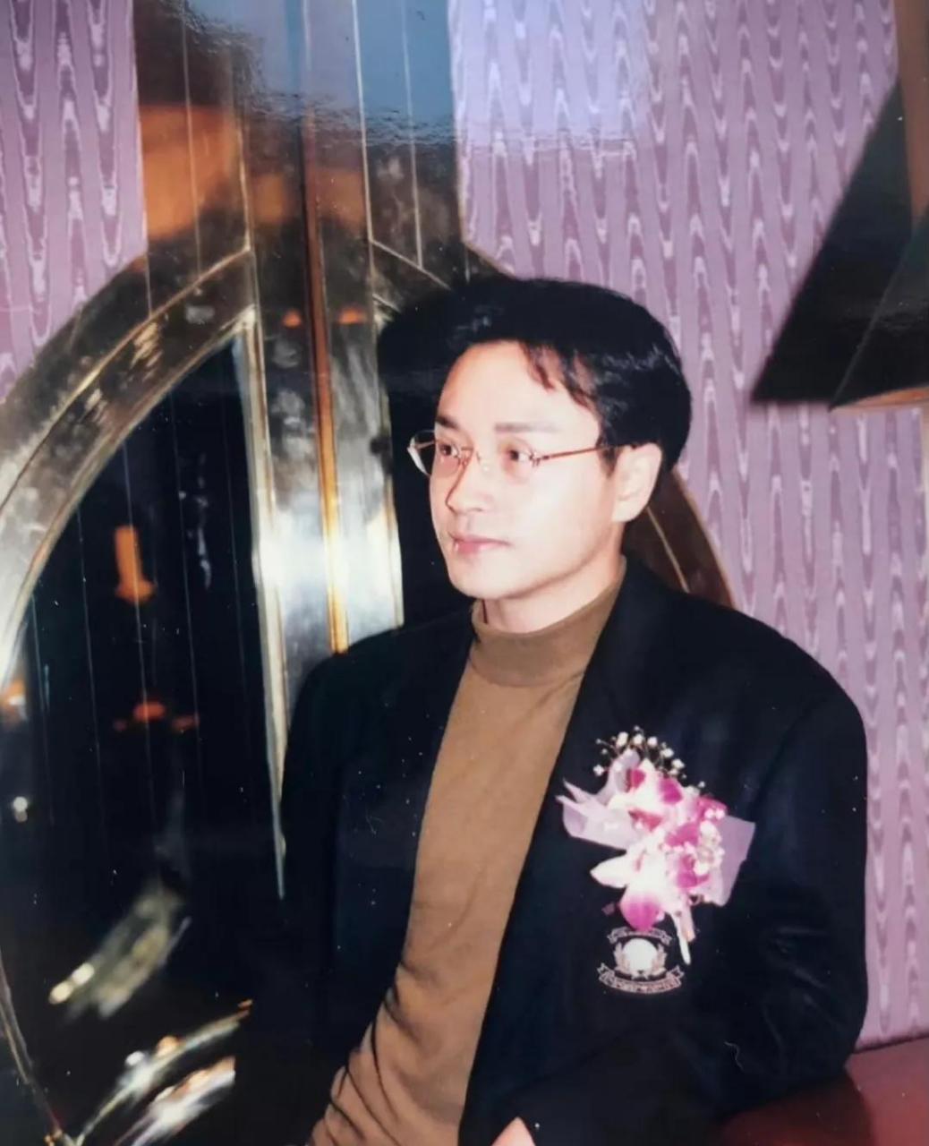 百家号星火计划# 戴眼镜的哥哥张国荣,儒雅的贵公子气质真的太好苛怂