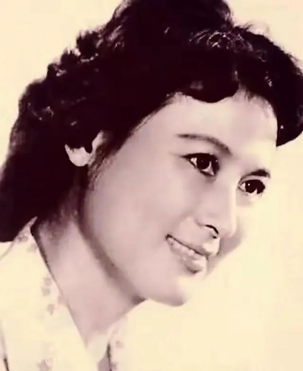 向梅,原名武相梅.早在北师大附中念书时就是校业余话剧团小演员.