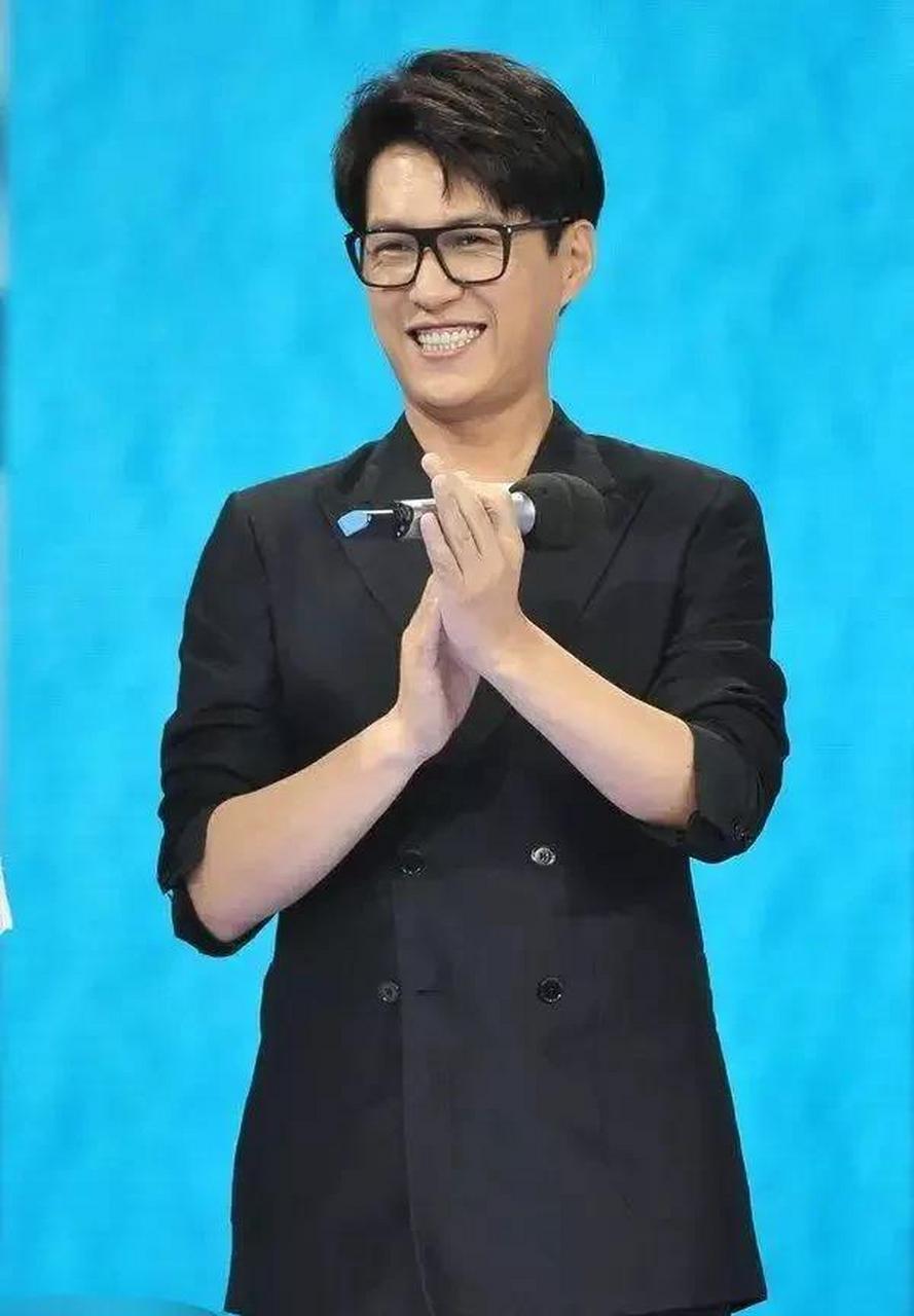 靳东穿黑色西装戴眼镜,帅气又斯文.