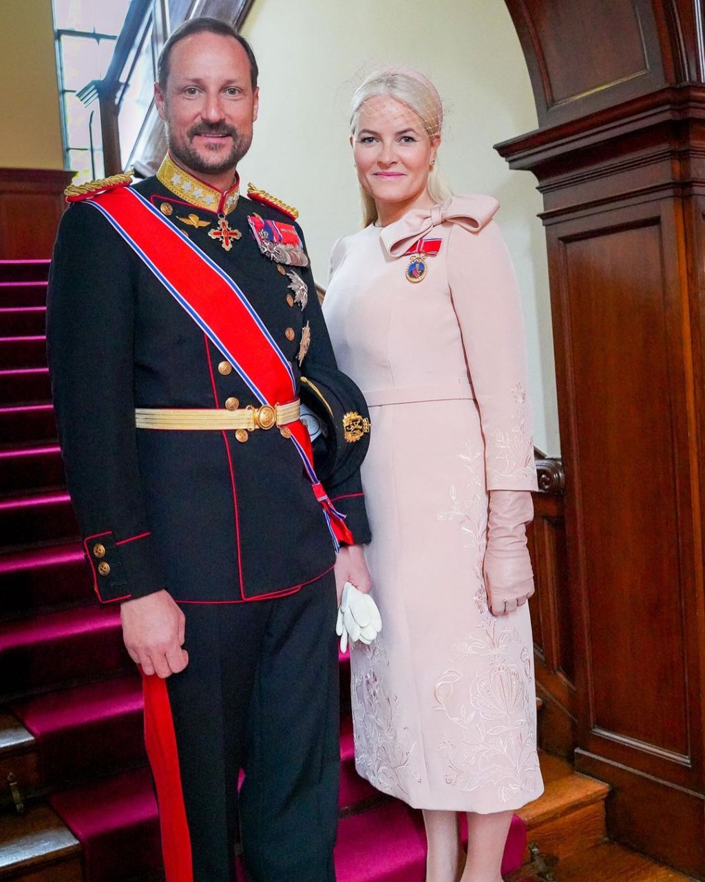 王储哈康和王储妃梅特-玛丽特在伦敦威斯敏斯特教堂出席了国王查尔斯