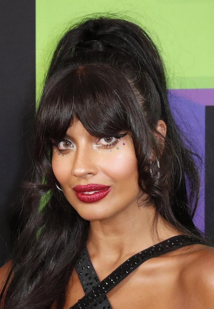 漫威《女浩克》贾米拉-贾米尔身着低胸涂鸦连衣裙头发乌黑靓丽