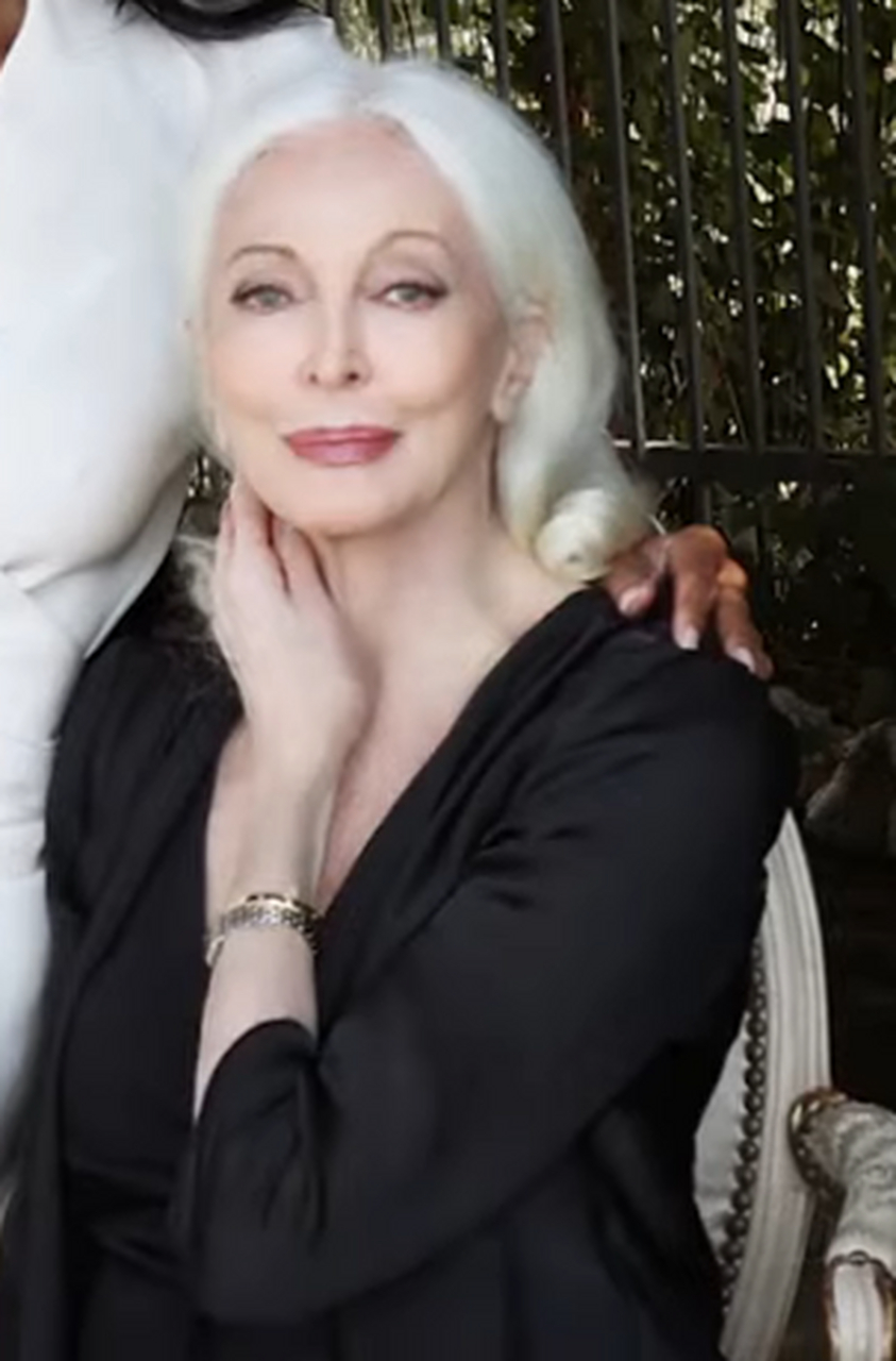 91岁超模卡门裹床单拍照#近日,91岁超模卡门.