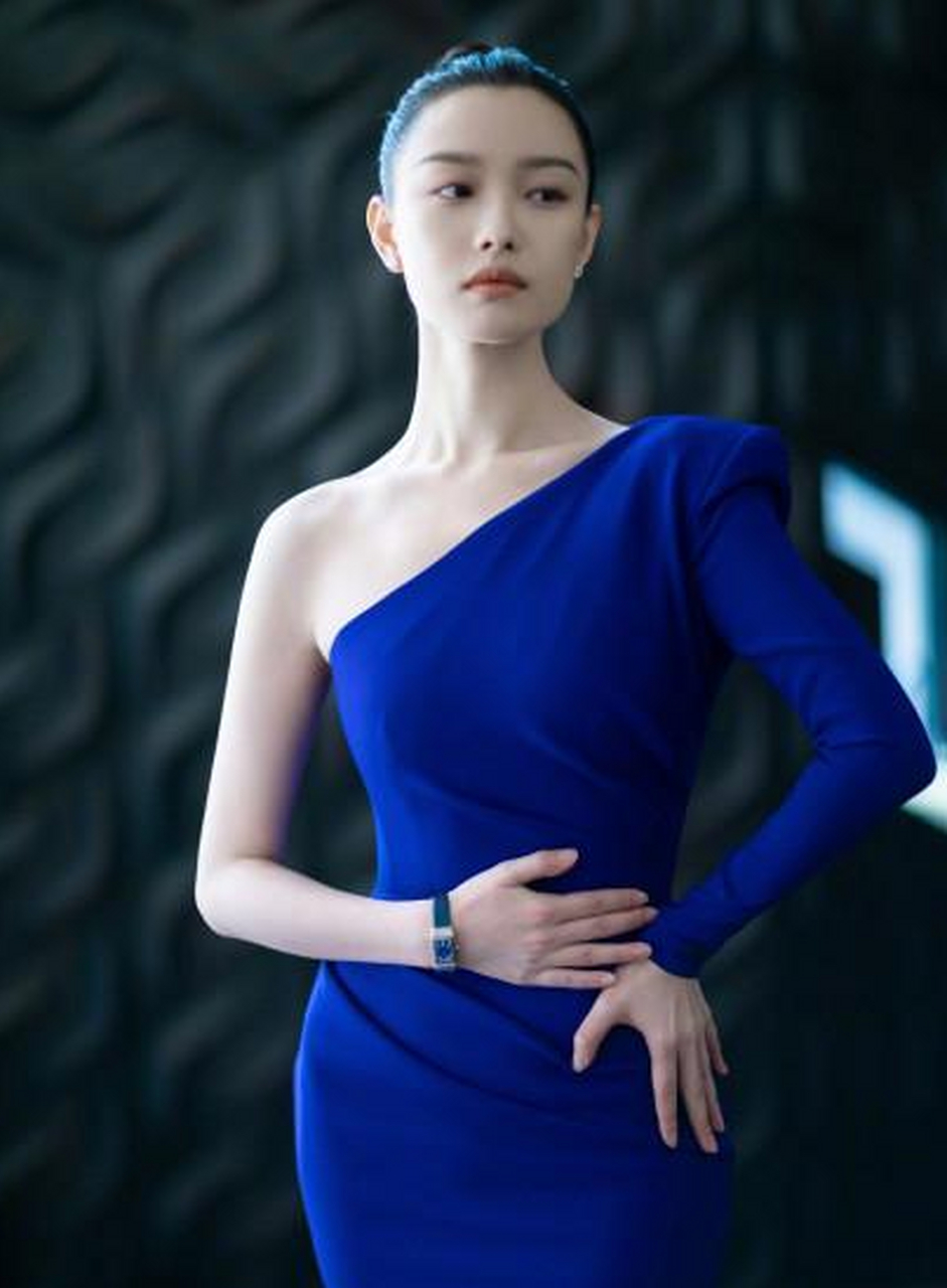 倪妮时尚芭莎一月刊封面